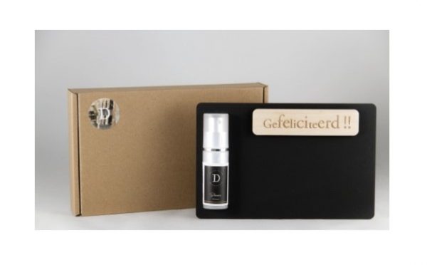 Di'zajn wenskaart met parfum gefeliciteerd