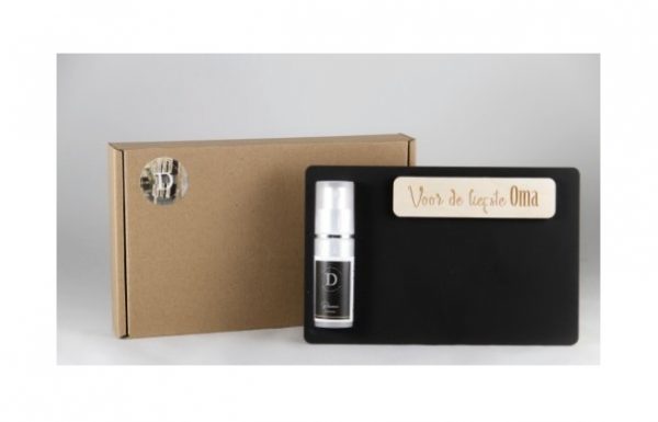 Di'zajn wenskaart met parfum oma