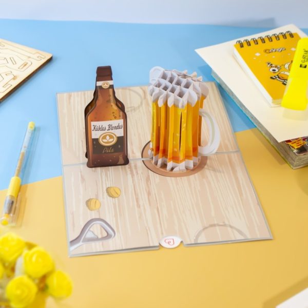 Papercrush pop-up kaart bier sfeerfoto kaart op tafel