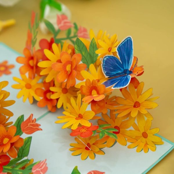 Papercrush pop-up kaart kleurrijke madeliefjes met vlinder sfeerfoto ingezoomd vlinder