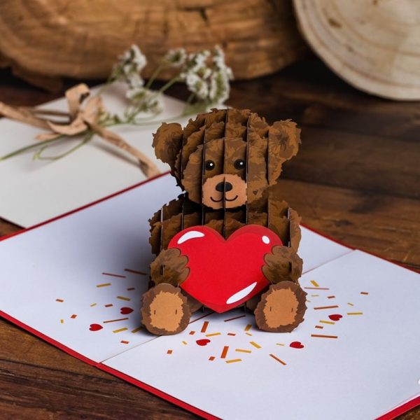 Papercrush pop-up kaart teddybeer met hart sfeerfoto kaart op tafel