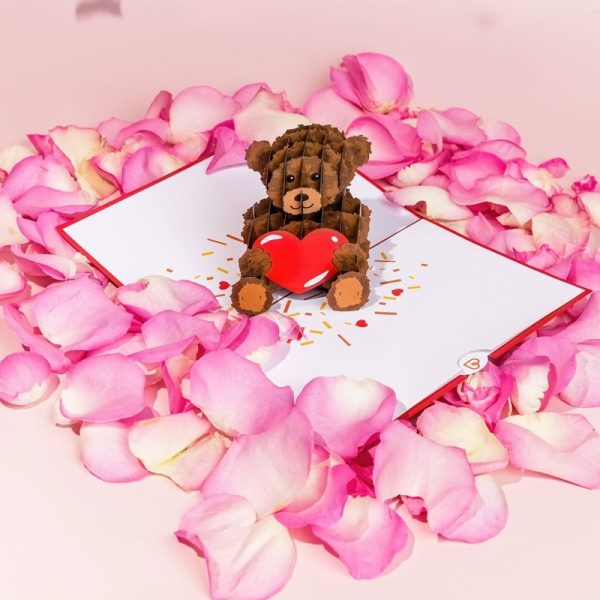 Papercrush pop-up kaart teddybeer met hart sfeerfoto rozenblaadjes