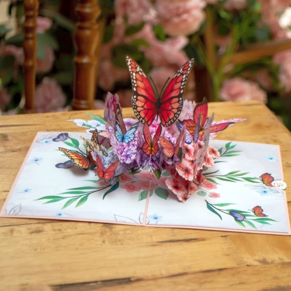 Papercrush pop-up kaart vlinders op bloemen sfeerfoto kaart op tafel