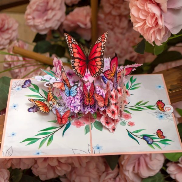 Papercrush pop-up kaart vlinders op bloemen sfeerfoto kaart uitgevouwen