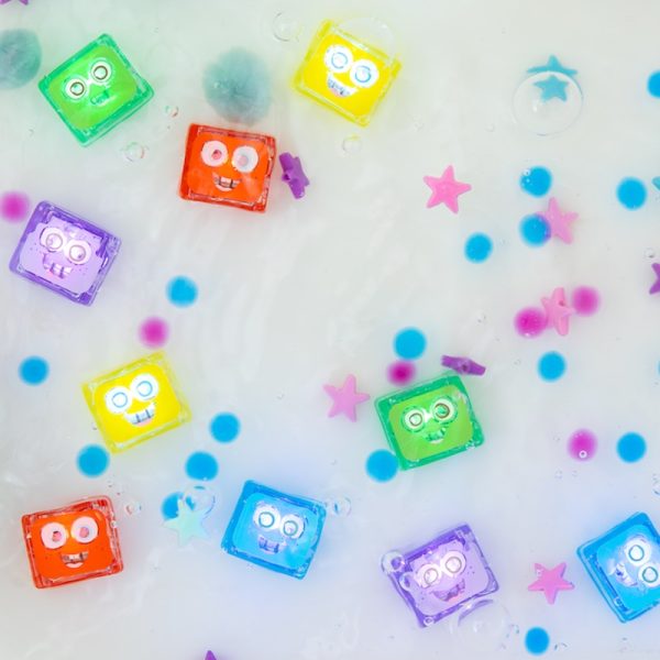 Glo Pals Light Up Cubes badspeelgoed sfeerfoto