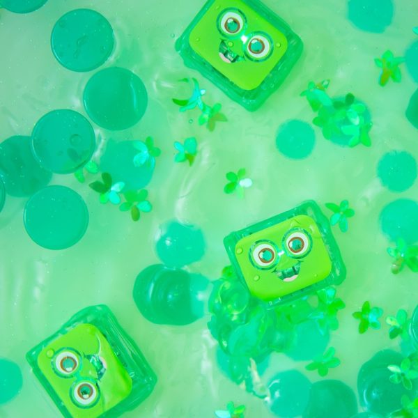 Glo Pals Light Up Cubes badspeelgoed sfeerfoto Pippa groen