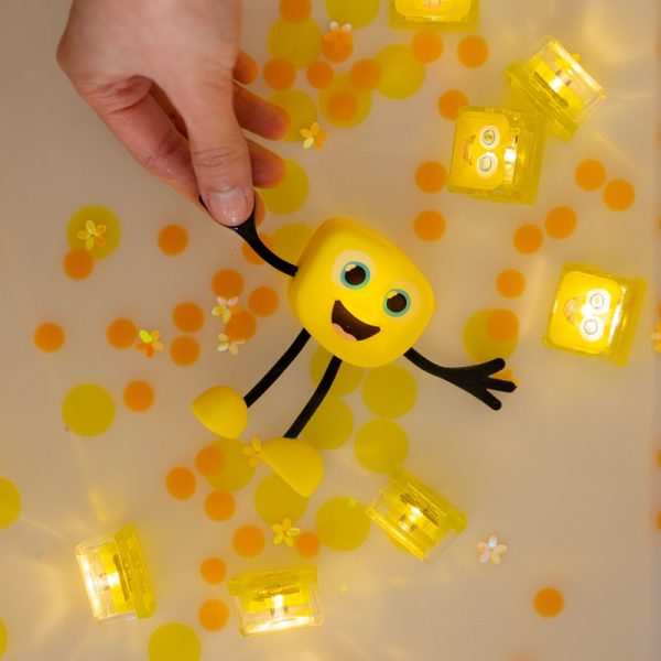 Glo Pals Sensorisch badspeelgoed sfeerfoto Alex geel