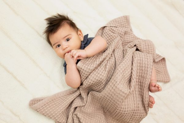 LU-LJ756 Lulujo Waffle blanket sand met baby