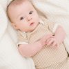 LU-LJ759 Lulujo Waffle blanket vanilla met baby staande afbeelding