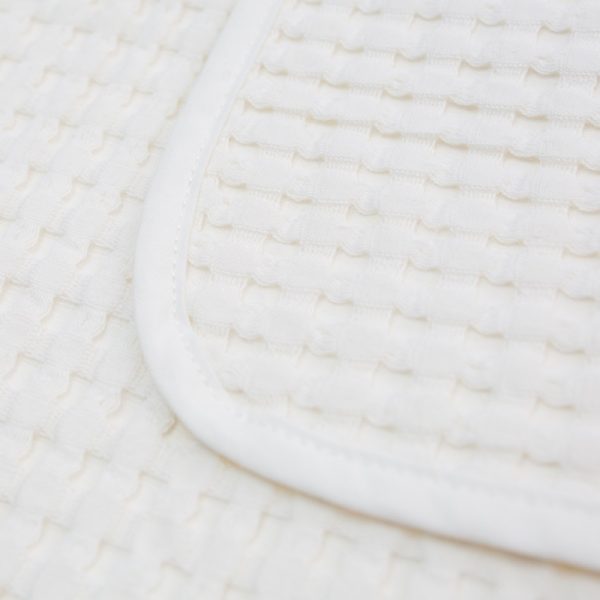 LU-LJ759 Lulujo Waffle blanket vanilla sfeerfoto