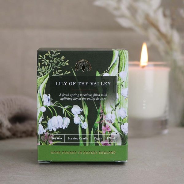 The English Soap Company geurkaars lily of the valley sfeerfoto verpakking met brandende kaars