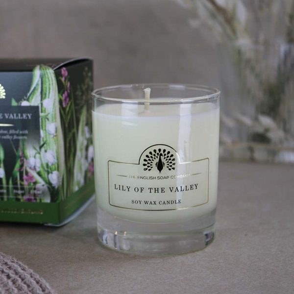 The English Soap Company geurkaars lily of the valley sfeerfoto verpakking met kaars