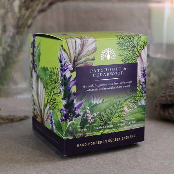 The English Soap Company geurkaars patchouli & cedarwood sfeerfoto verpakking
