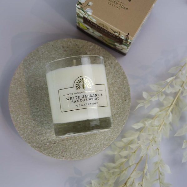 The English Soap Company geurkaars white jasmine & sandelwood sfeerfoto kaars en verpakking