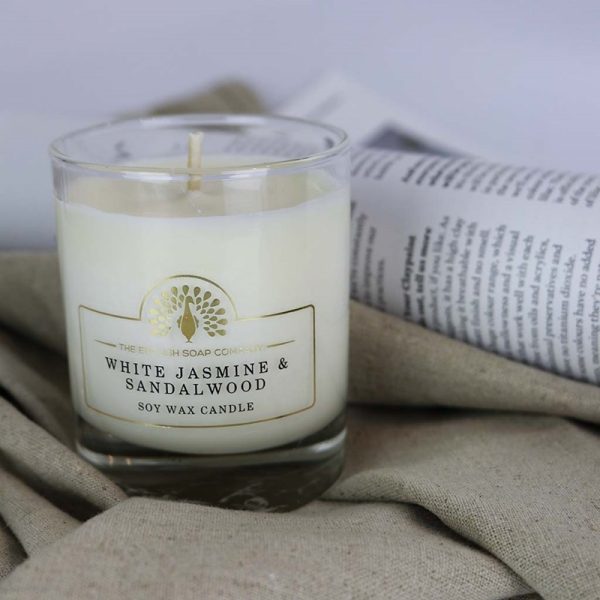The English Soap Company geurkaars white jasmine & sandelwood sfeerfoto kaars met tijdschrift