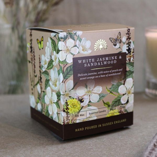 The English Soap Company geurkaars white jasmine & sandelwood sfeerfoto verpakking