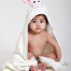 ZO-ZOO-1003 Zoocchini baby badcape Lola the Lamb sfeerfoto zittend