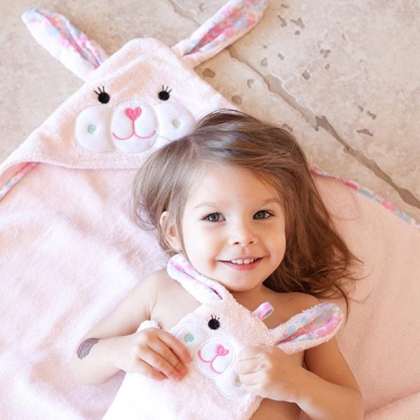 ZO-ZOO-1010 Zoocchini baby badcape Beatrice the Bunny sfeerfoto badcape met washand