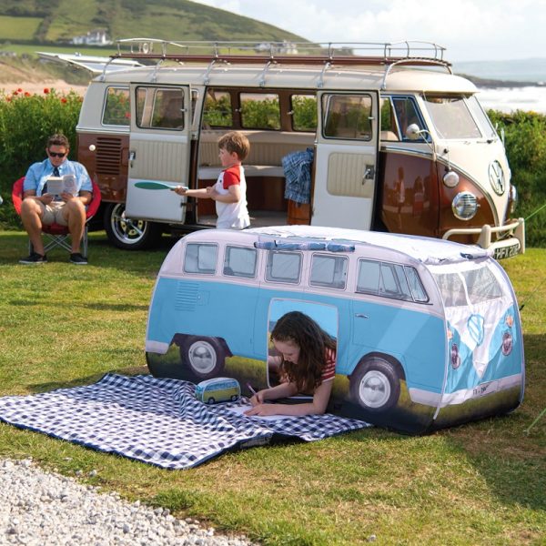 Brisa Volkswagen VW T1 Bus Kids Pop Up Tent blauw sfeerfoto met auto