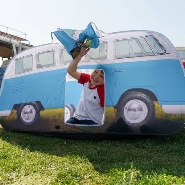 Brisa Volkswagen VW T1 Bus Kids Pop Up Tent blauw sfeerfoto met kind