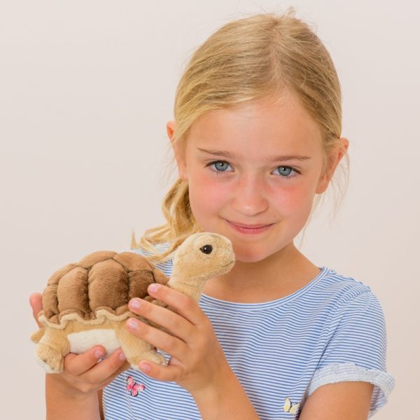 901143 Hermann Teddy Collection knuffel schildpad sfeerfoto met meisje