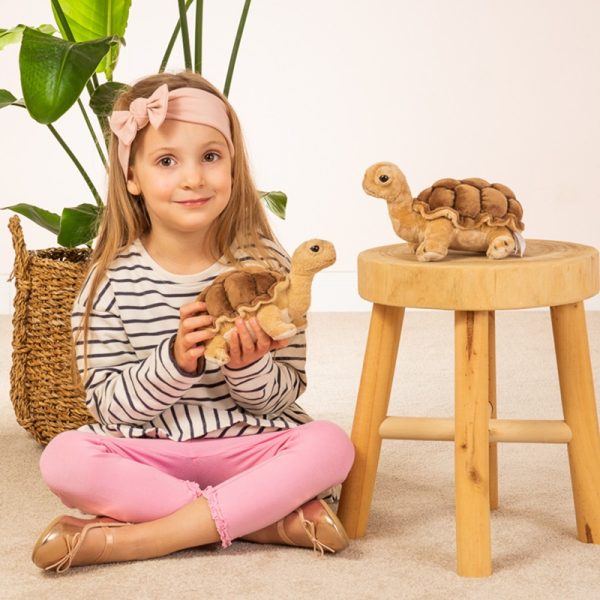 901143 Hermann Teddy Collection knuffel schildpad sfeerfoto op kruk