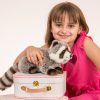 925293 Hermann Teddy Collection knuffel wasbeer sfeerfoto met meisje en koffer