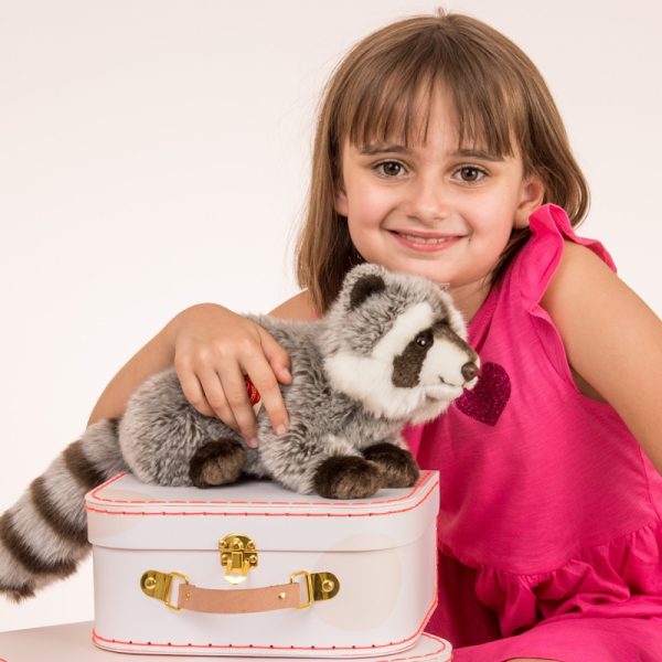 925293 Hermann Teddy Collection knuffel wasbeer sfeerfoto met meisje en koffer
