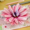 Papercrush pop-up kaart bloem met vlinder sfeerfoto