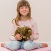 914266 Hermann Teddy Collection knuffel wombat 25 cm sfeerfoto met meisje