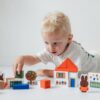 Bambolino Toys Nijntje houten blokkenton sfeerfoto liggend jongetje
