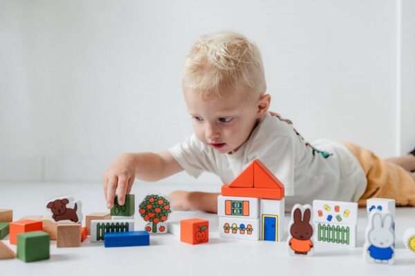 Bambolino Toys Nijntje houten blokkenton sfeerfoto liggend jongetje