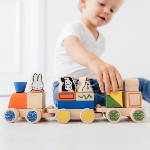 Bambolino Toys Nijntje houten blokkentrein sfeerfoto met jongen