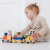Bambolino Toys Nijntje houten blokkentrein sfeerfoto met meisje