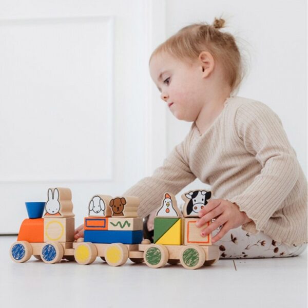 Bambolino Toys Nijntje houten blokkentrein sfeerfoto met meisje