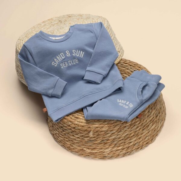 Frogs and Dogs lange broek sand and sun blauw sfeerfoto met manden