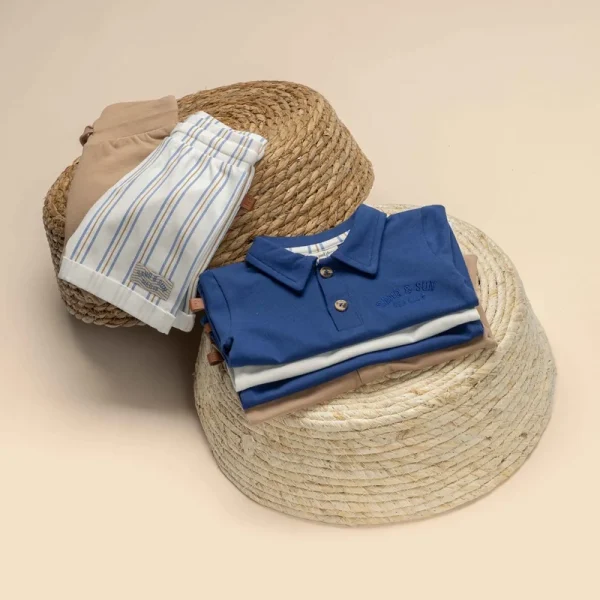 25024010 Frogs and Dogs polo blauw sand and sun sfeerfoto