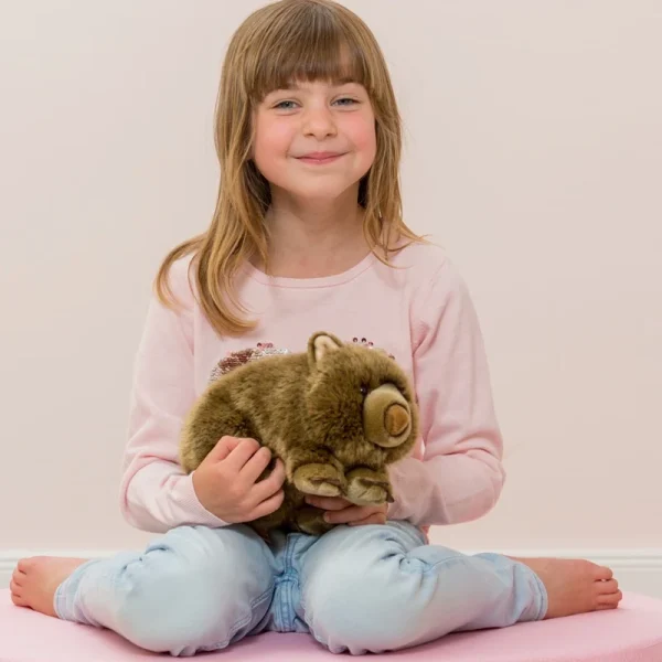 914266 Hermann Teddy Collection knuffel wombat 25 cm sfeerfoto met meisje