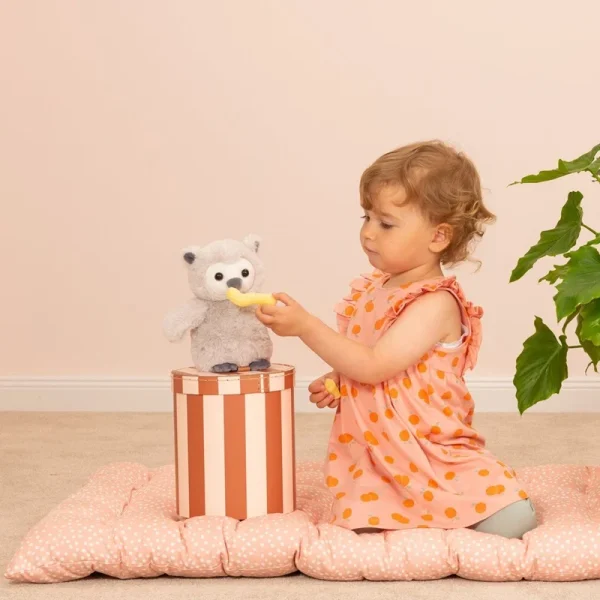 939412 Hermann Teddy Collection knuffel uil Olivia sfeerfoto met maisknabbel