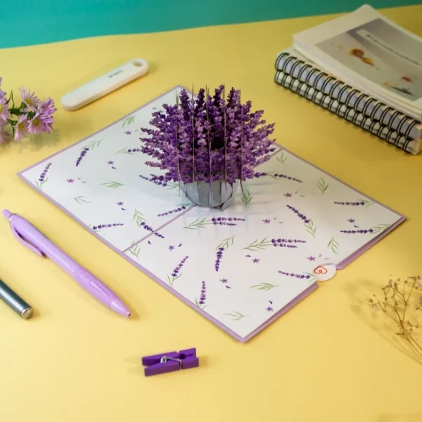 Papercrush pop-up kaart lavendel sfeerfoto bovenkant