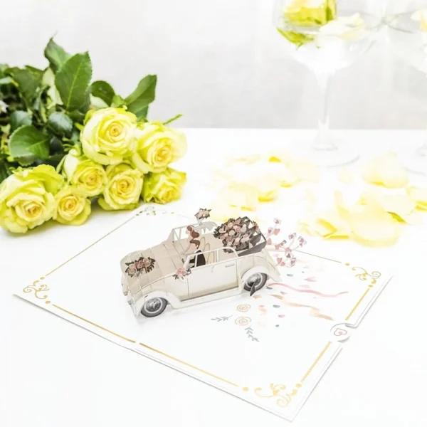 Papercrush pop-up kaart trouwauto sfeerfoto kaart op tafel