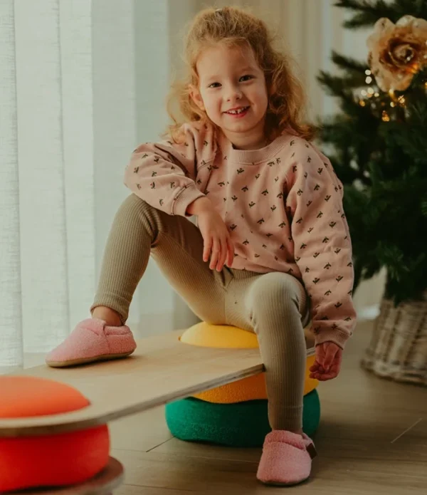 SW2611000012 Slipstop sloffen cranberry sfeerfoto met meisje