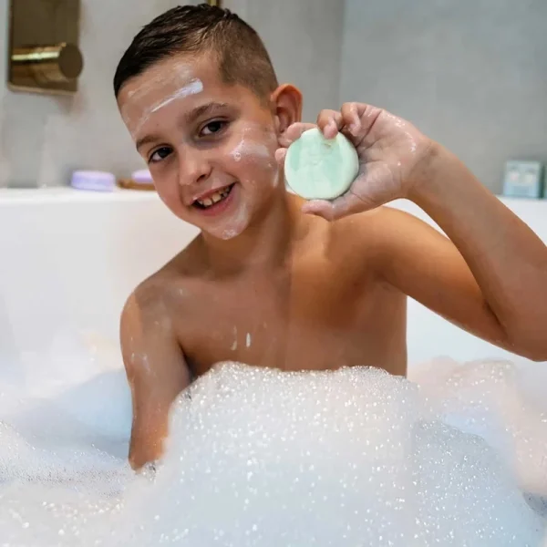 Shampoo Bars 3-in-1 bar Fien en Teun sfeerfoto jongen in bad