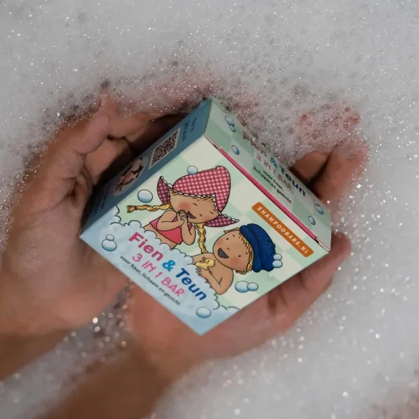 Shampoo Bars 3-in-1 bar Fien en Teun sfeerfoto verpakking in bad