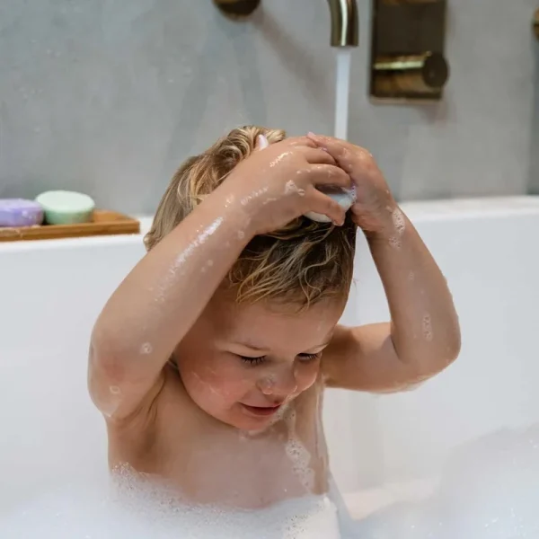 Shampoo Bars giftbox Mike en Molly sfeerfoto jongetje wast haren