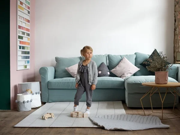 Toddlekind opbergmand stone sfeerfoto woonkamer