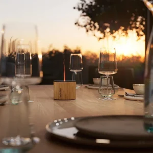 Volatile aroma diffuser Nora bamboe sfeerfoto op de buitentafel